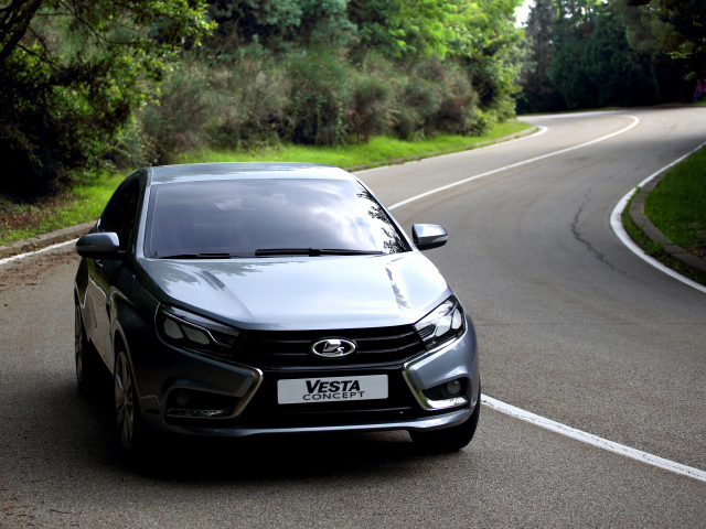 Черная Лада Веста на дороге