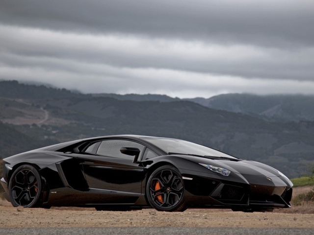 Автомобиль марки Lamborghini модели Aventador