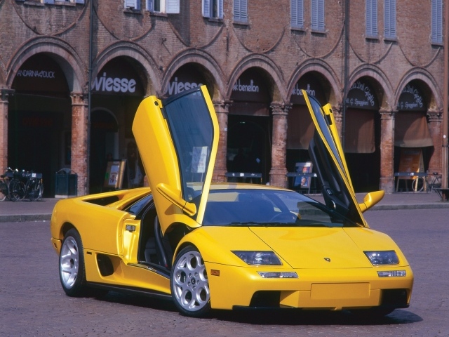 Автомобиль Lamborghini Diablo на дороге