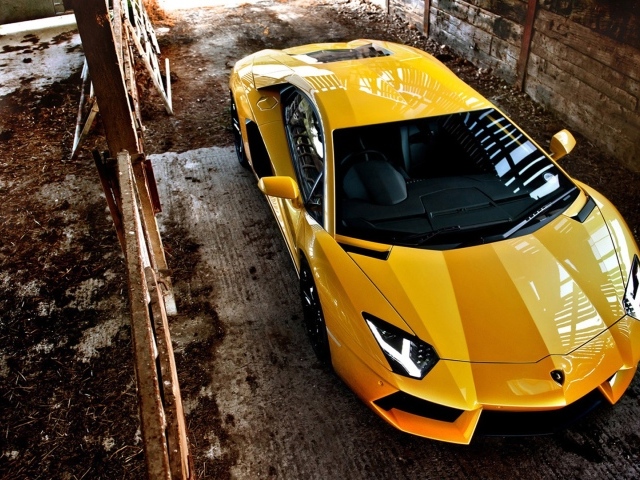 Машина Lamborghini aventador
