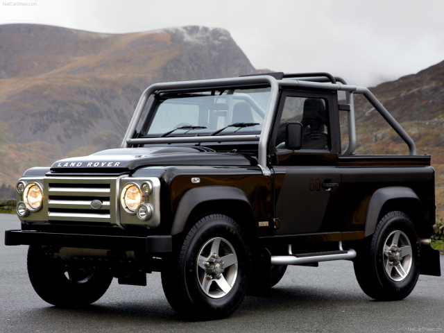 Автомобиль марки Land Rover модели Defender