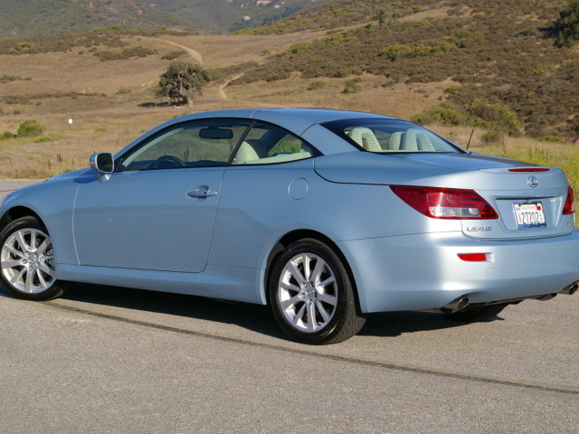 Голубой Lexus IS 250