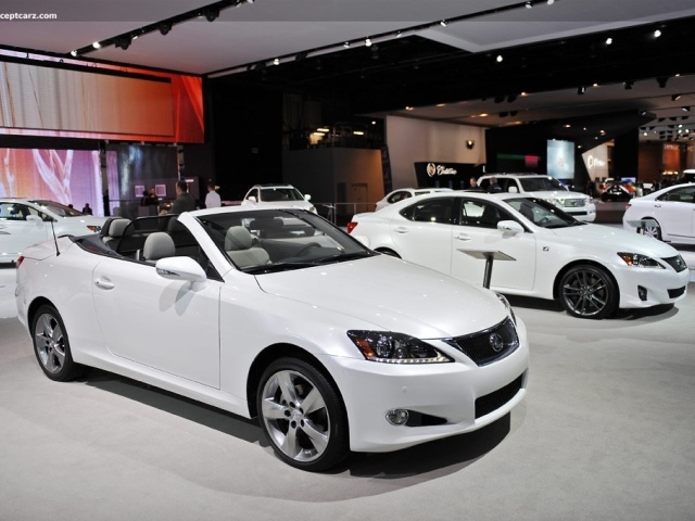 Белый Lexus IS 250 в автосалоне