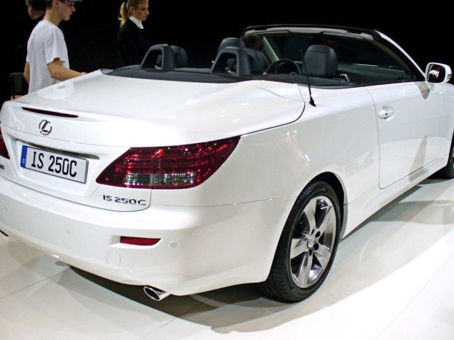Белый кабриолет Lexus IS 250