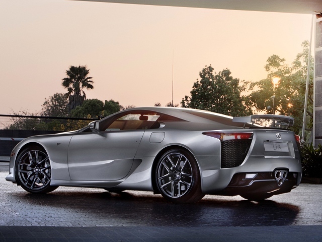 Серебристый Лексус