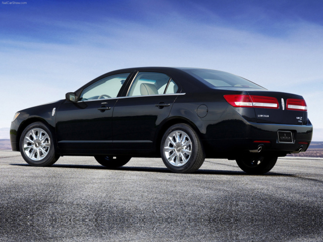 Красивый автомобиль Lincoln MKZ в Москве