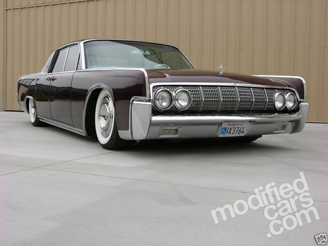 Автомобиль марки Lincoln модели Continental