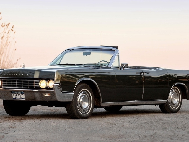 Автомобиль Lincoln Continental на дороге