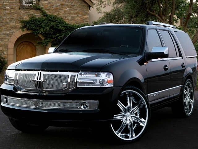 Автомобиль Lincoln Navigator 2014 на дороге