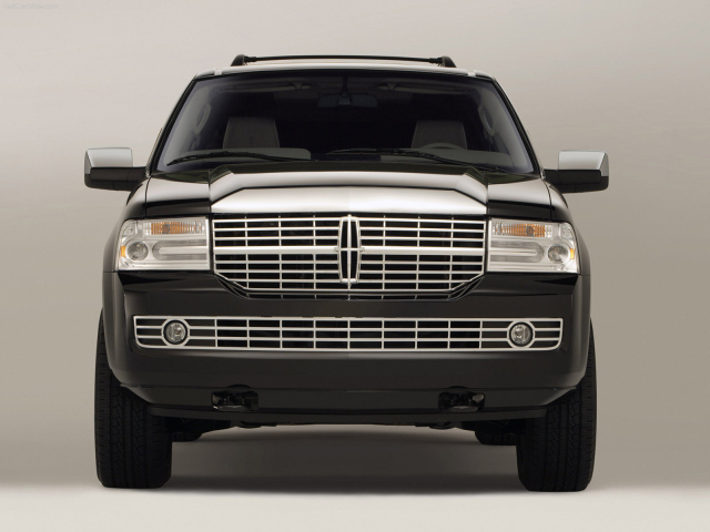 Автомобиль Lincoln Navigator на дороге