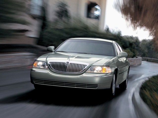 Новый автомобиль Lincoln Town Car