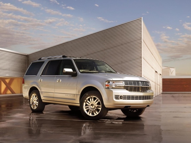 Надежный автомобиль Lincoln Navigator 2014