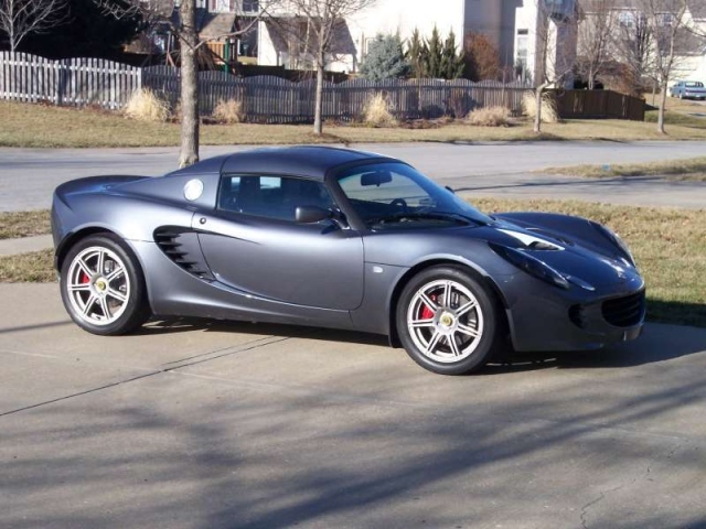 Lotus Elise на фоне города