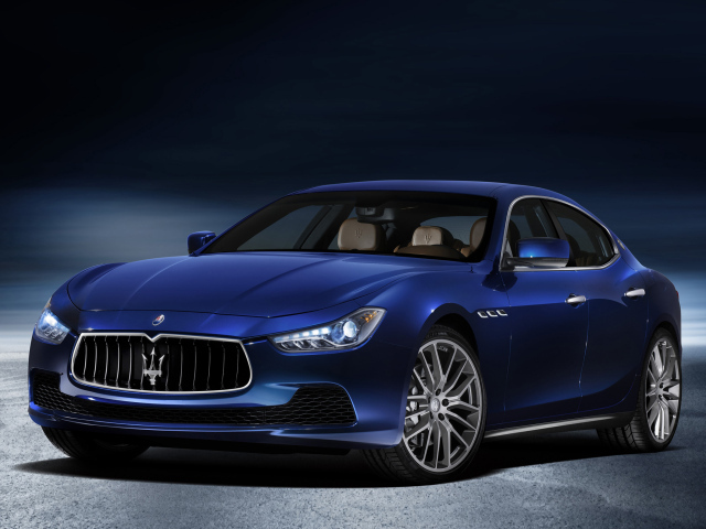 Красивый автомобиль Maserati Ghibli в Москве