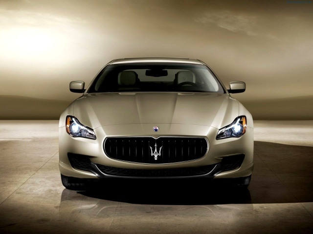 Красивый автомобиль Maserati Quattroporte