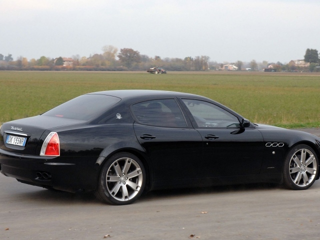 Автомобиль Maserati Quattroporte на дороге