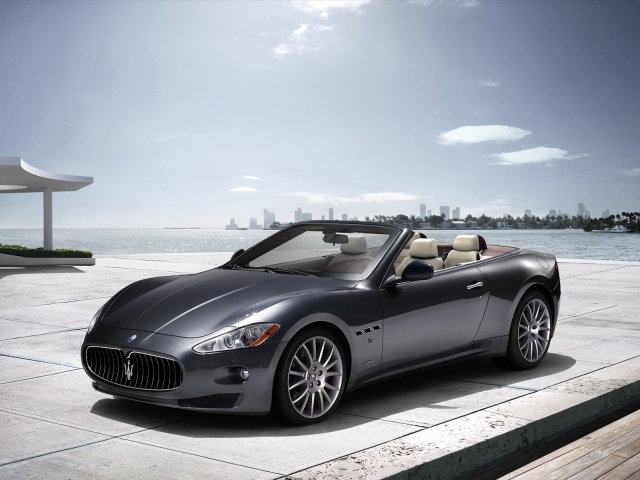 Автомобиль Maserati grancabrio