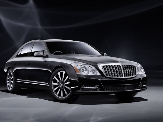  Автомобиль Maybach  2014 на дороге