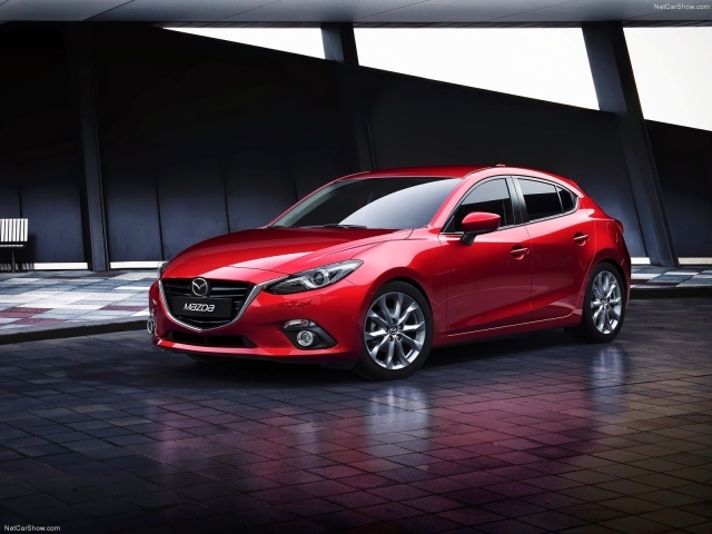 Красивый автомобиль Mazda 3 2014 в Москве