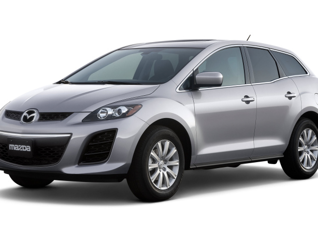 Автомобиль Mazda CX 7 на дороге