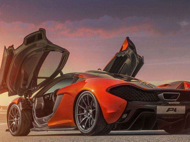 Автомобиль McLaren P1 2014 на дороге