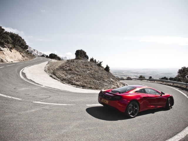 Автомобиль на горной дороге