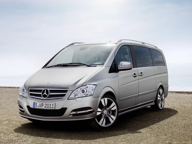 Автомобиль марки Mercedes модели V-Class 2014