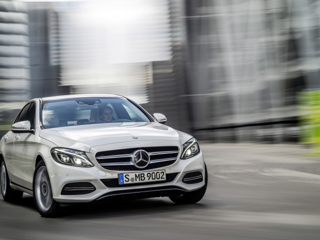 Автомобиль Mercedes C-Class 2014 на дороге
