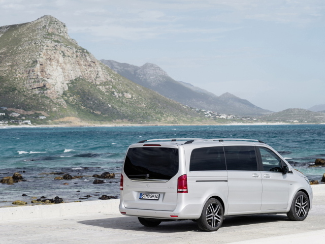 Автомобиль Mercedes V-Class 2014 на дороге