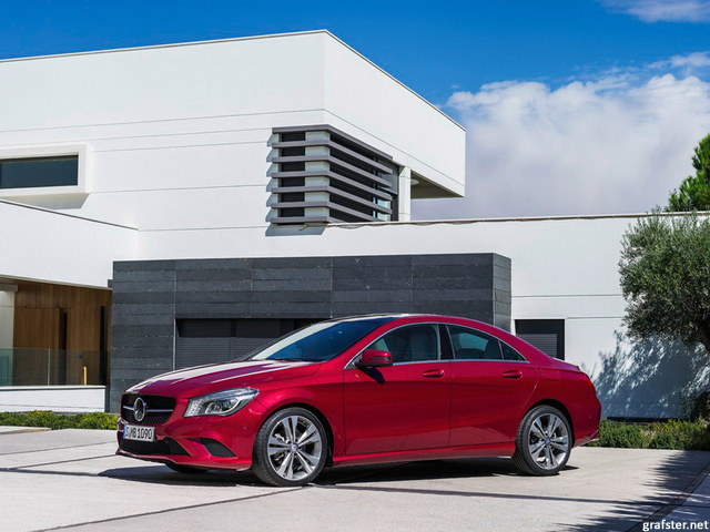 Mercedes GLA на фоне дома