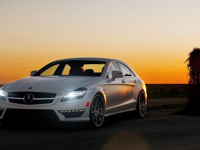Красивый Mercedes benz cls63