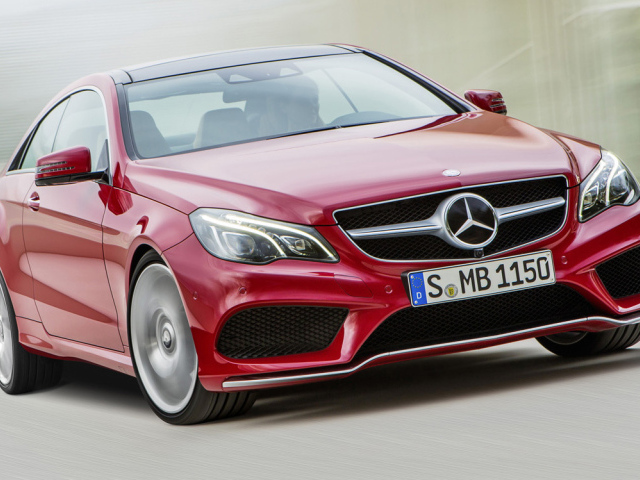 Красный Mercedes C class 2014