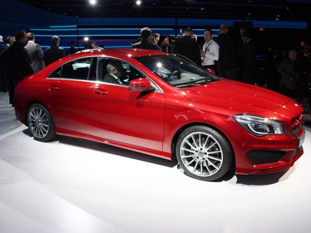 Красный Mercedes GLA