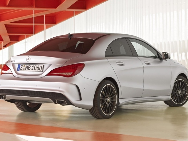 Серебристый Mercedes GLA