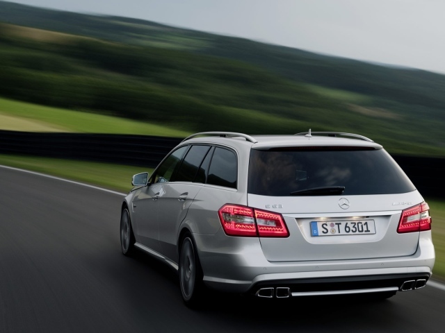 Мерседес в движении по дороге