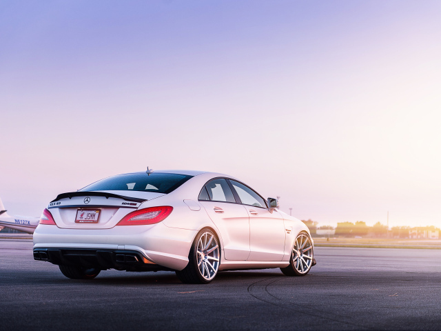 Белый мерседес C218