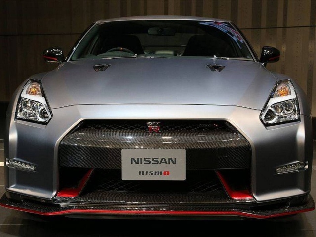 Красивый автомобиль Nissan GT-R Nismo 2014