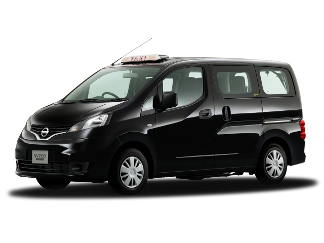 Красивый автомобиль Nissan NV200
