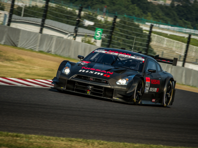 Автомобиль Nissan GT-R Nismo 2014 на дороге