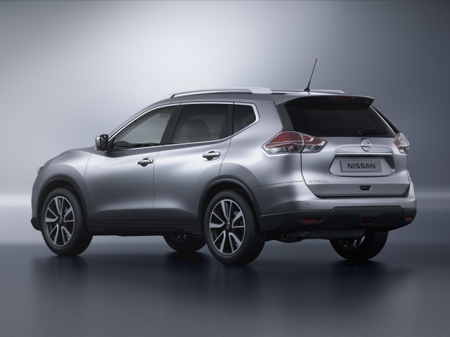 Автомобиль Nissan X-Trail на дороге