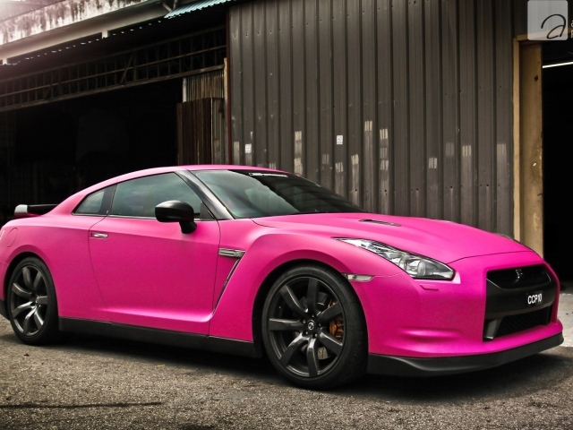 Розовый Nissan gtr