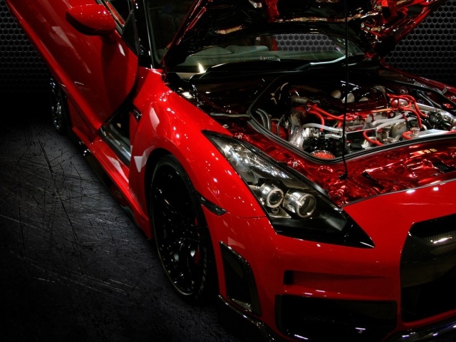 Ниссан с открытым капотом