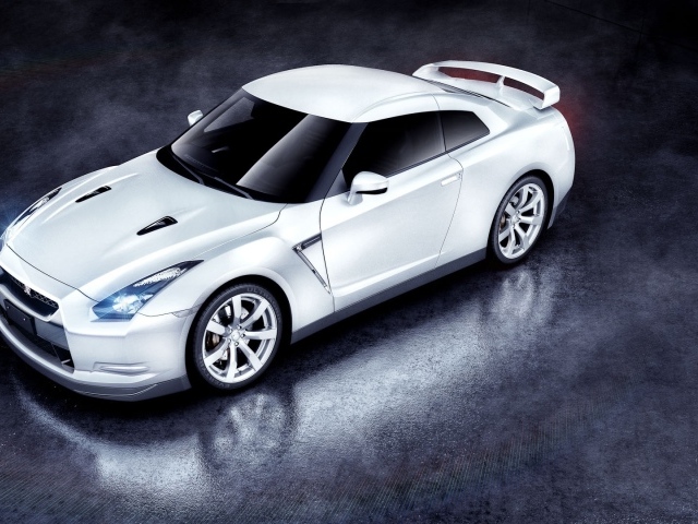 Белый Nissan GTR