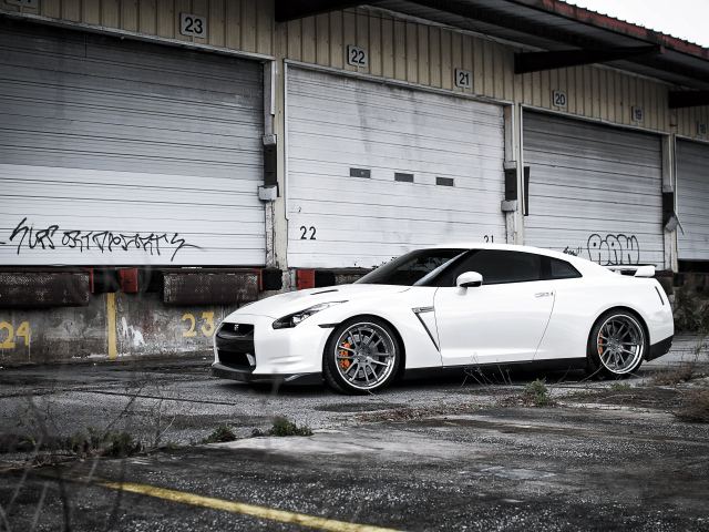 Белый Ниссан у склада