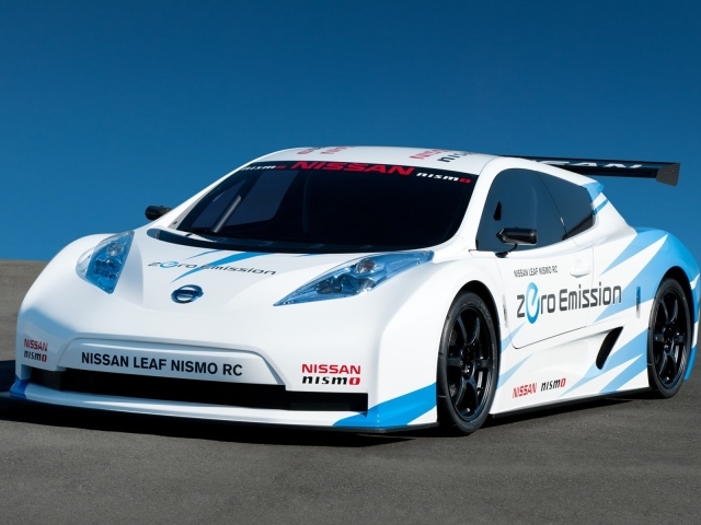 Белый гоночный автомобиль Ниссан