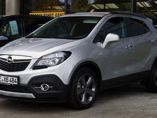 Красивый автомобиль Opel Mokka в Москве