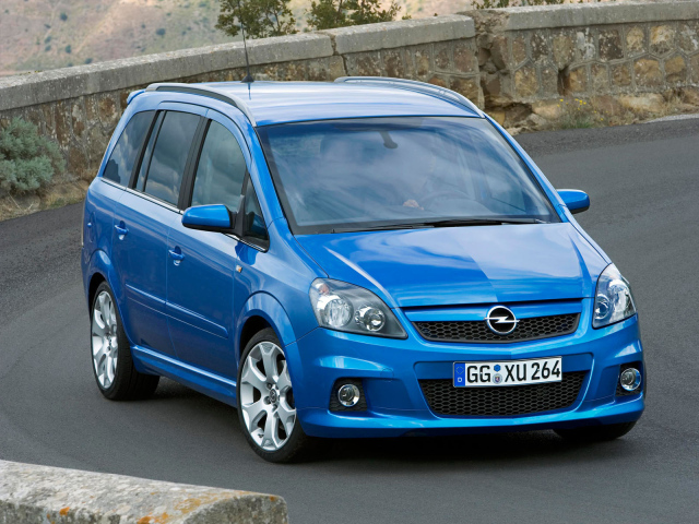 Красивый автомобиль Opel Zafira в Москве