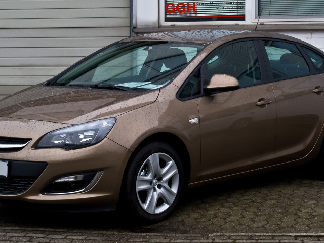 Автомобиль Opel Astra на дороге