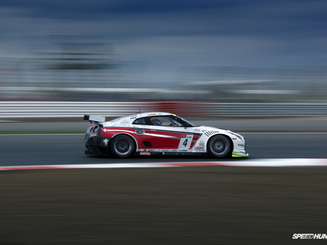 Гоночный автомобиль на скорости