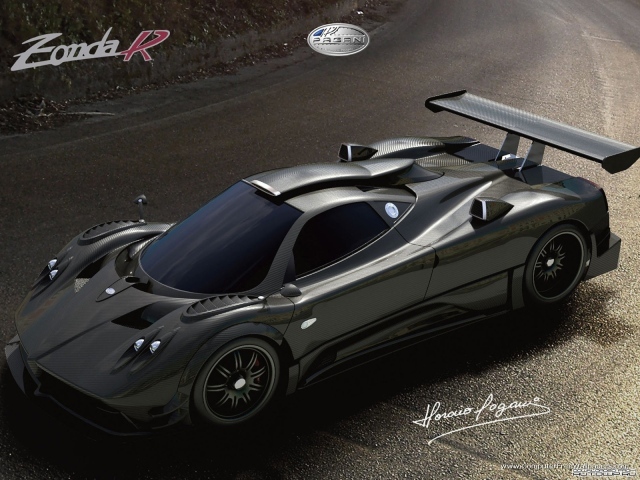 Автомобиль Pagani Zonda на дороге